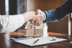 À qui confier la rédaction d'un contrat immobilier  